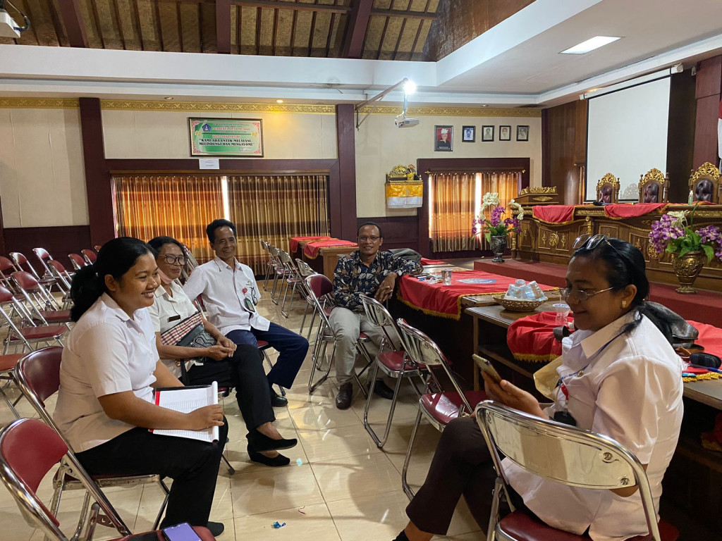 Kunjungan dan Monitoring, Dari Konsultan Program Transformasi Perpustakaan Berbasis Inklusi Sosial ke Kantor Desa Petang